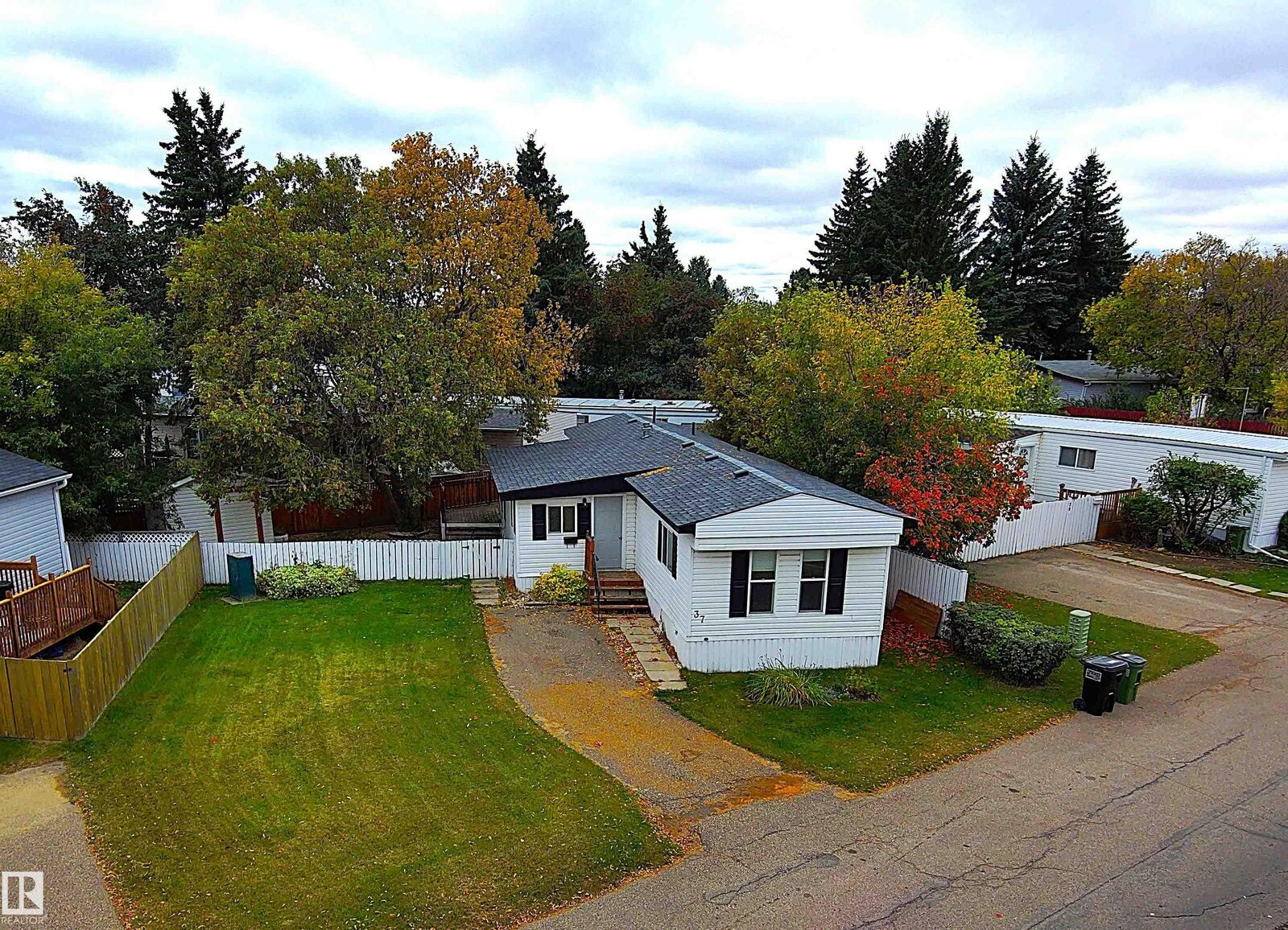 Property Photo:  37 West View Boulevard NW  AB T5S 1T5 