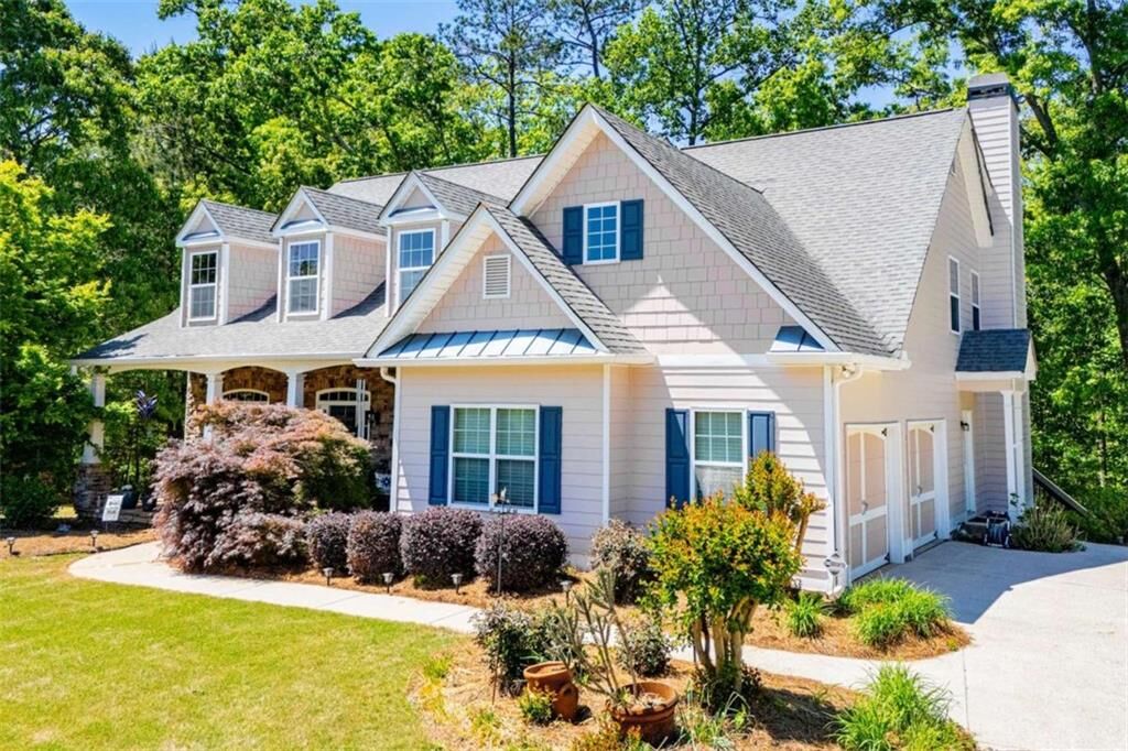Property Photo: 6170 Hedgestone Way GA 30135