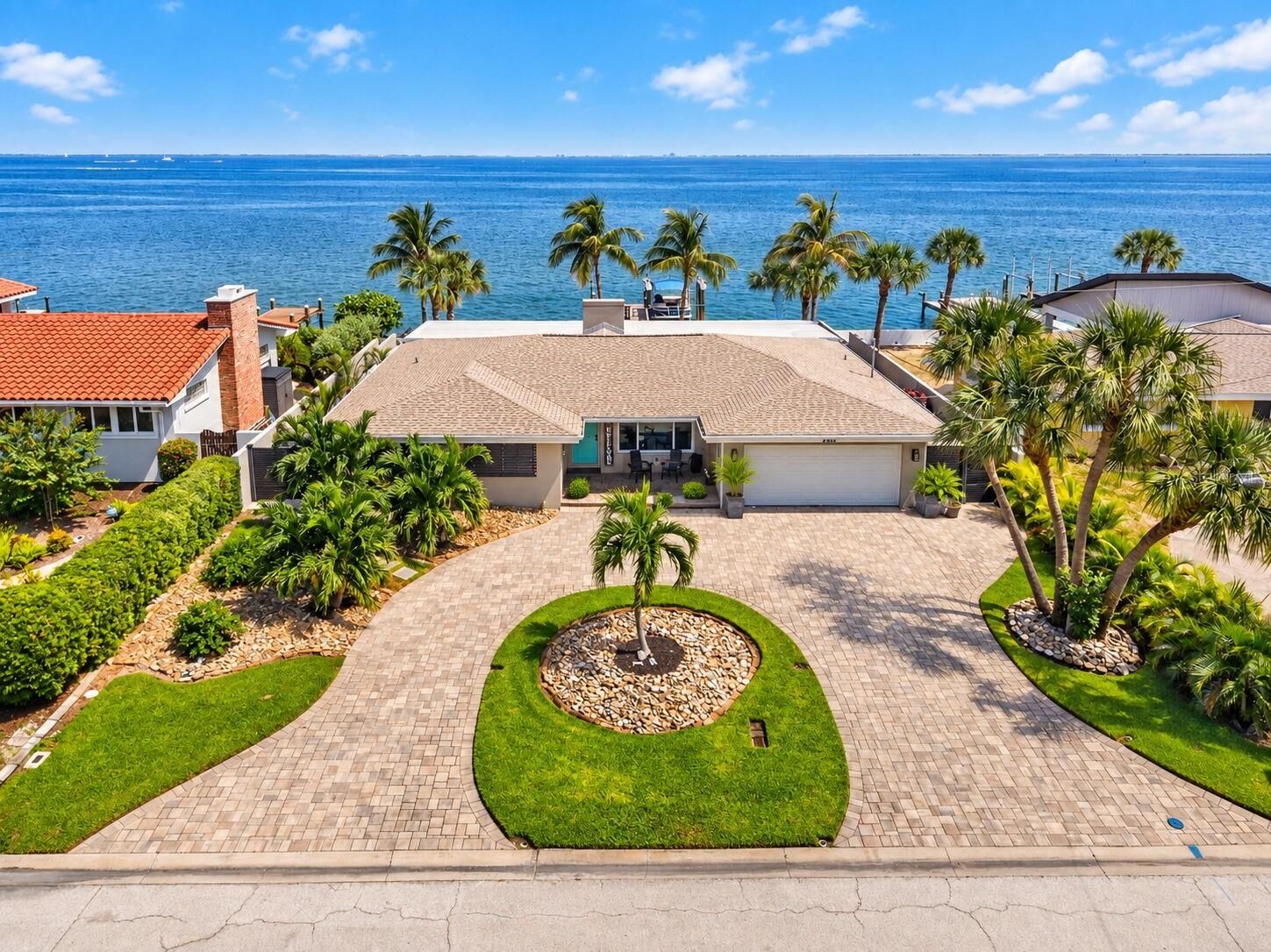Property Photo: 2480 E Bay Isle Drive SE FL 33705