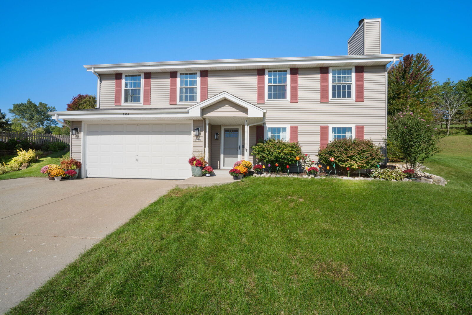 Property Photo:  2308 Linda Ct  WI 53188 