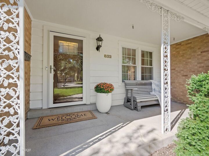Property Photo:  832 Sherwood Road  IL 60526 