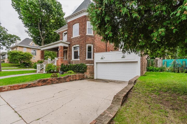 Property Photo:  302 W Wood Street  IL 61701 