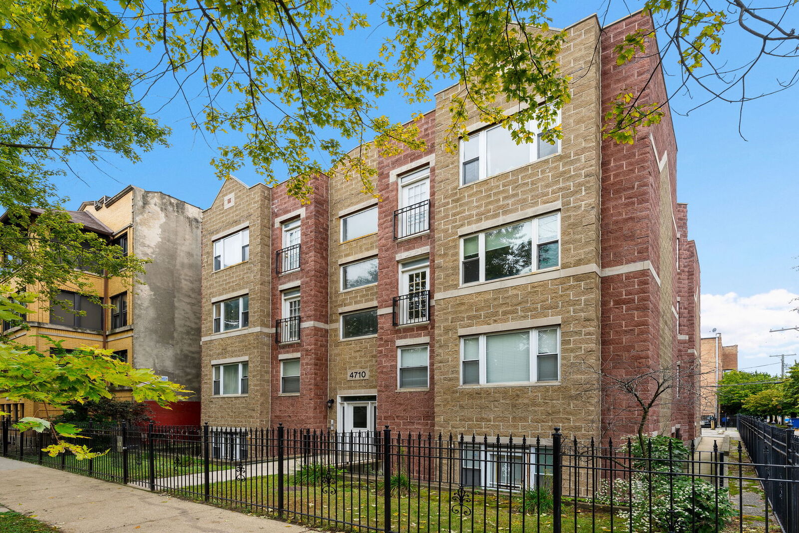 Property Photo: 4710 S Ellis Avenue 3N IL 60615