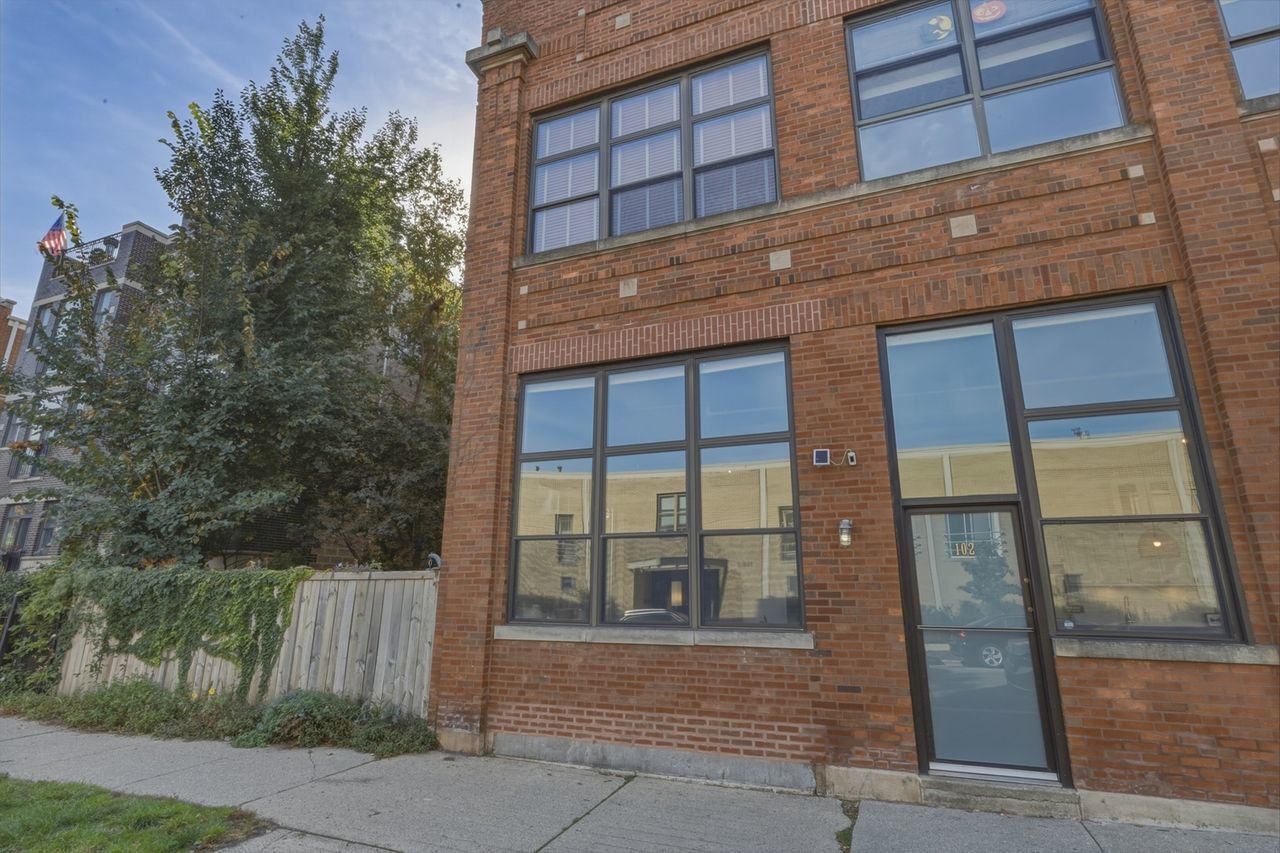 Property Photo:  1111 W Cornelia Avenue 102  IL 60657 