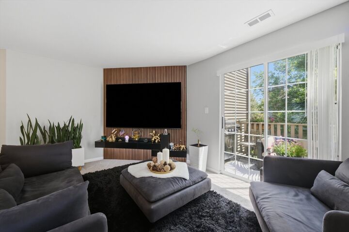 Property Photo: 1749 Eastwood Court 6 IL 60195