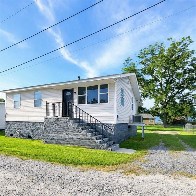 Property Photo: 106 Treuil Lane LA 70037