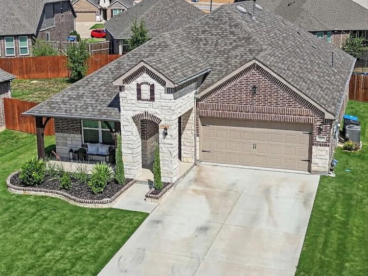 Property Photo: 804 Sweeping Butte Drive TX 76052