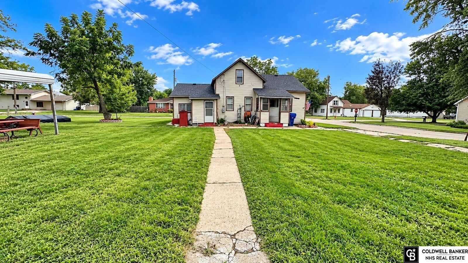Property Photo: 103 S East Street NE 68465
