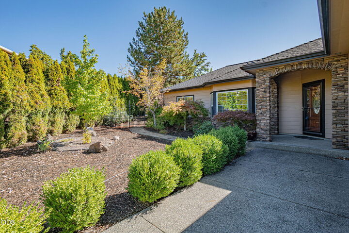Property Photo:  16 Milagros Court  OR 97524 