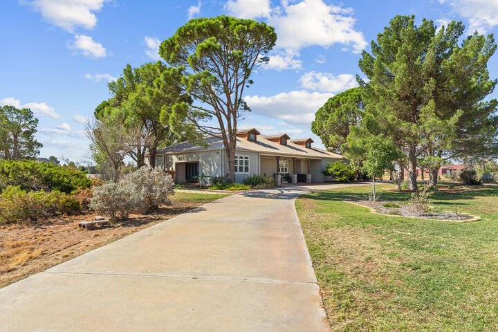 Property Photo:  