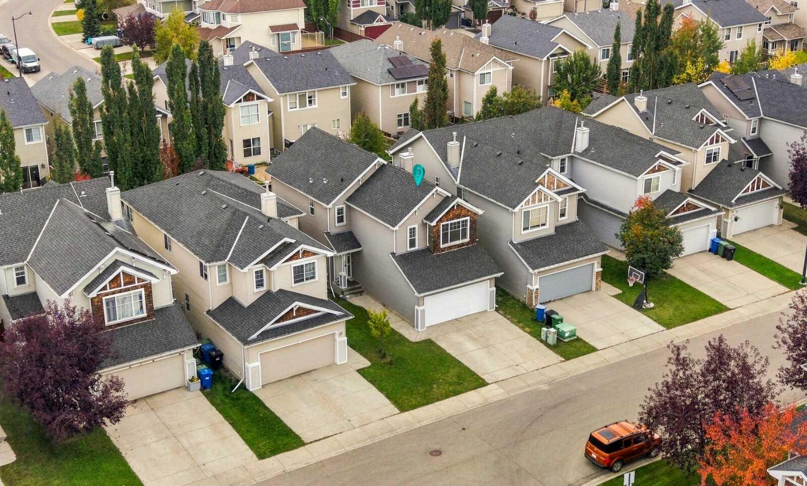 Property Photo:  16 Cougartown Place SW  AB T3H 0A2 