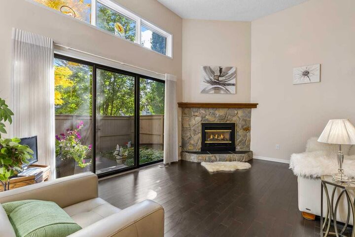 Property Photo:  4 Glamis Gardens SW  AB T3E 6S4 