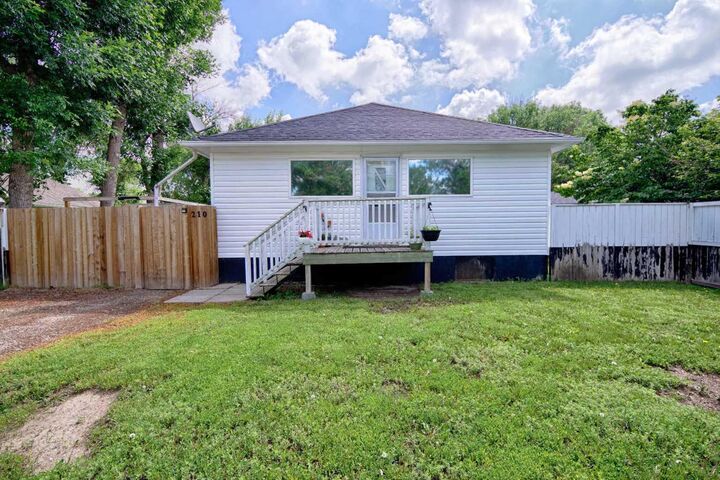 Property Photo:  210 7 Street N  AB T0K 2K0 