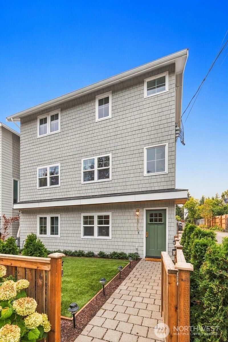 Property Photo:  2815 E Denny Way  WA 98122 