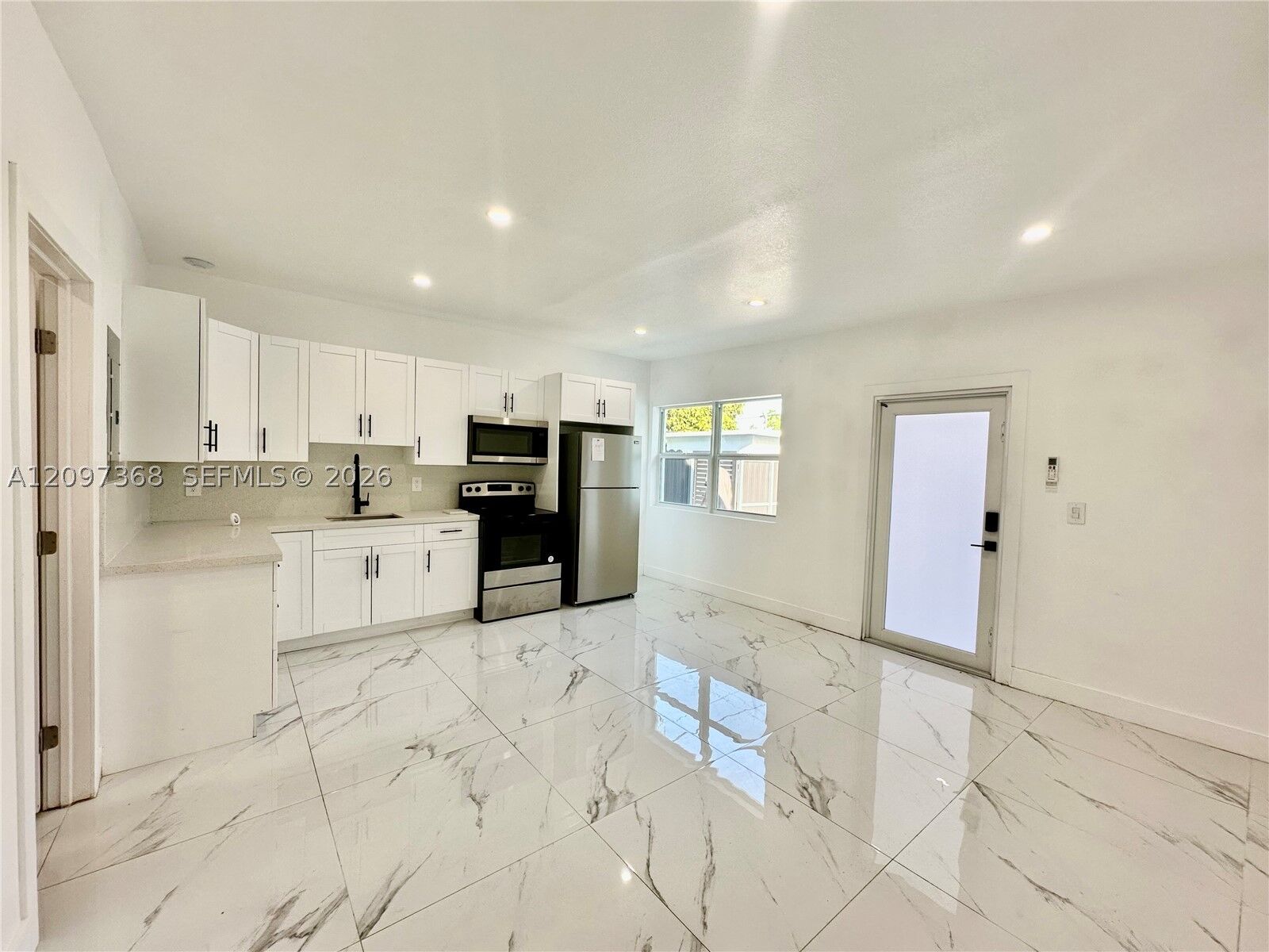 Property Photo: 1700 Thomas St 1 FL 33020