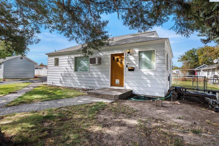 Property Photo: 1616 W 4th Place WA 99336
