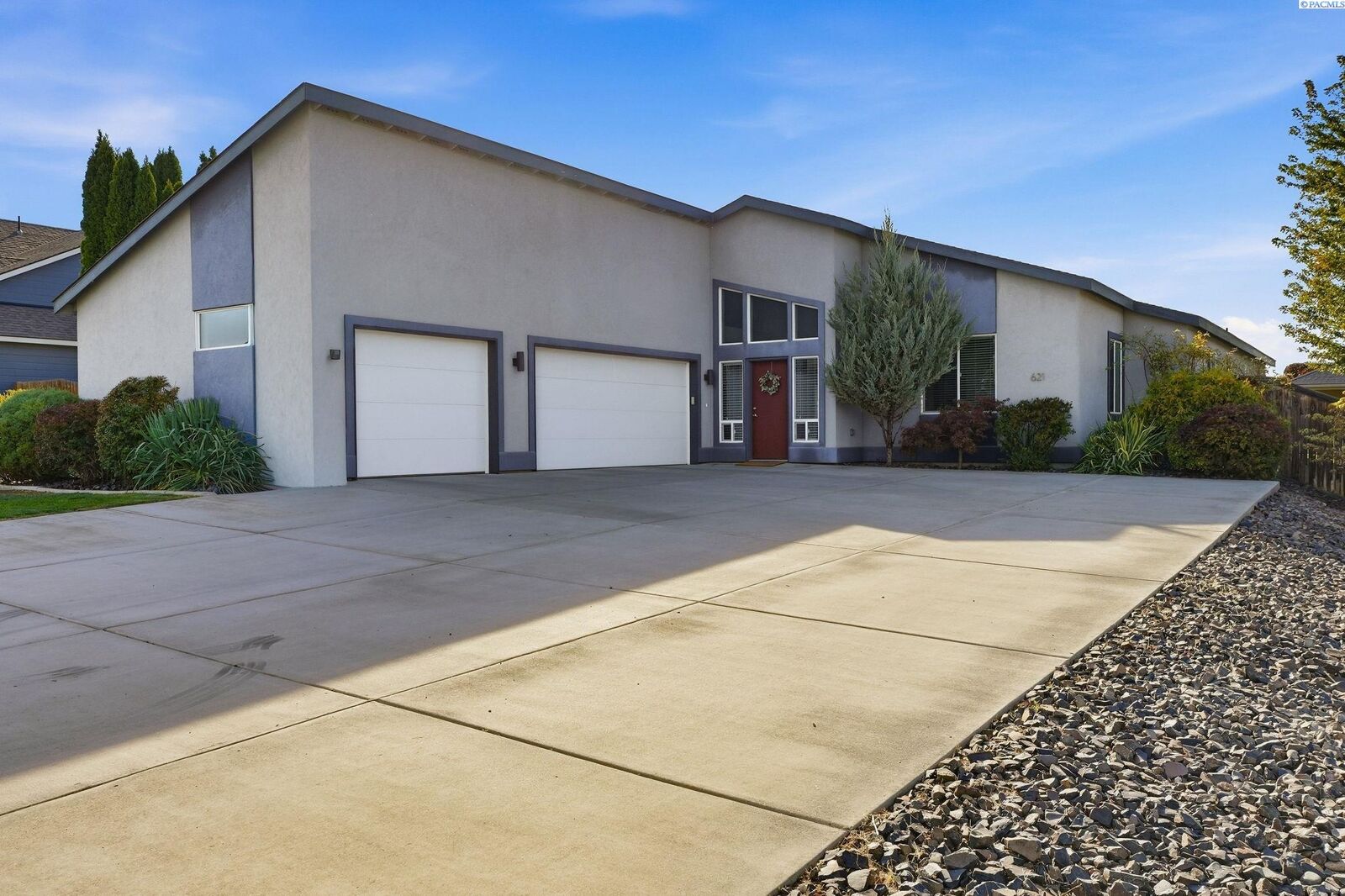 Property Photo:  621 Pinnacle Dr  WA 99353 