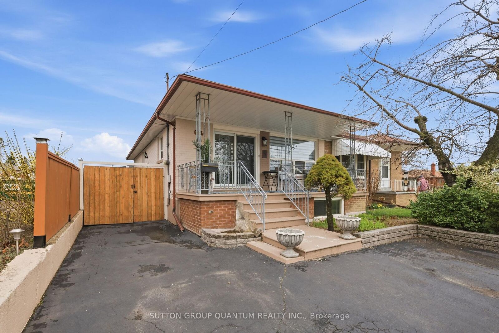 Property Photo: 1257 Alexandra Avenue ON L5E 2A7
