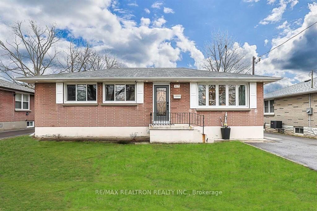 Property Photo:  917 Henry Street  ON L1N 5E6 