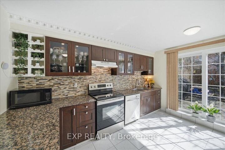 Property Photo:  1055 Dundas Street E 167  ON L4Y 3X6 