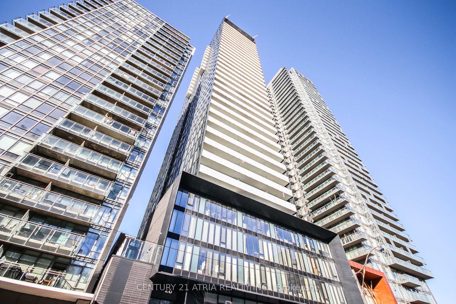 Property Photo: 28 Wellesley Street E 2110 ON M4Y 0C4