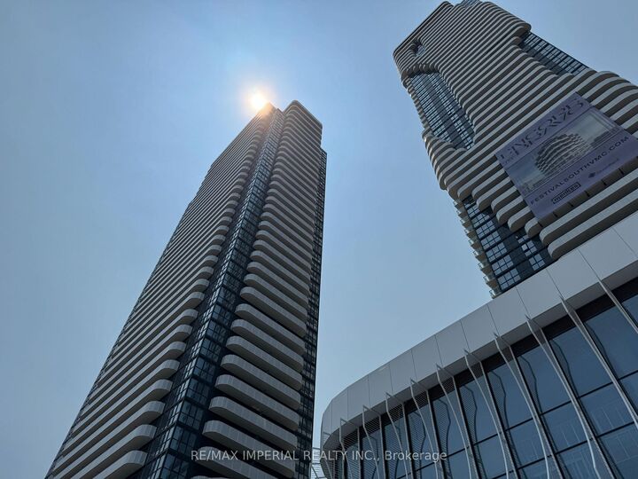 Property Photo:  28 Interchange Way 811  ON L4K 0P8 
