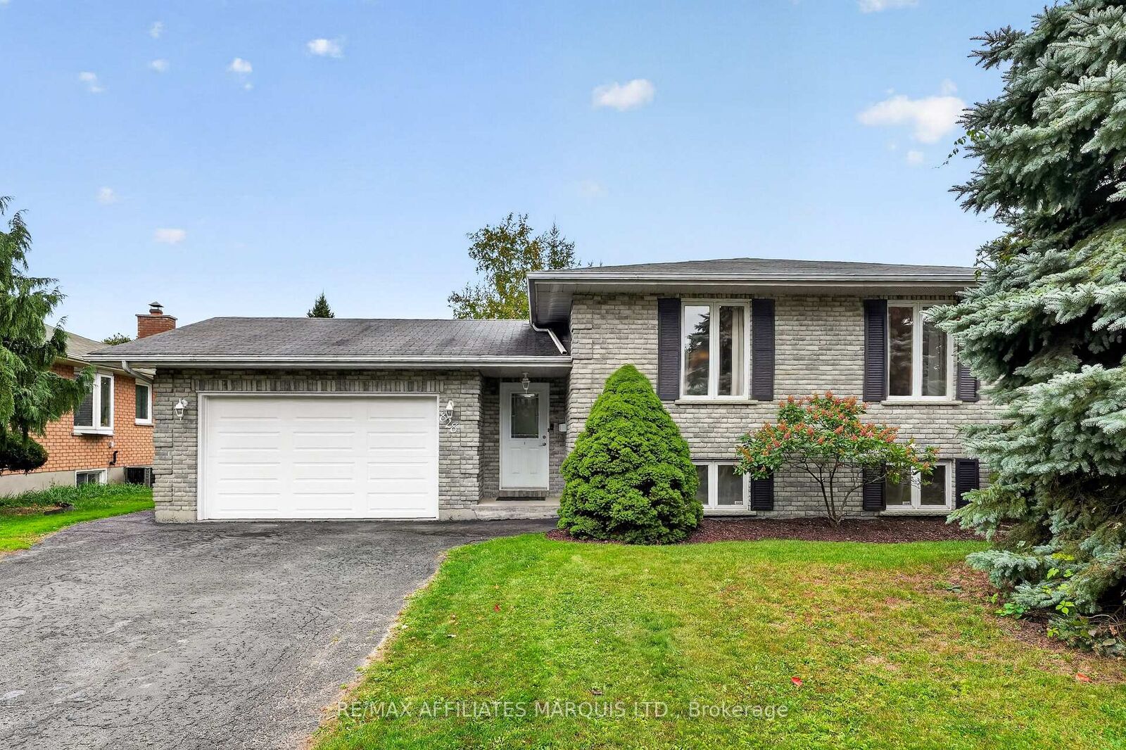 Property Photo:  828 Chelsea Crescent  ON K6H 6Y7 