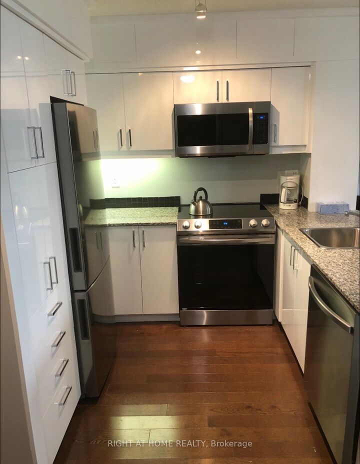 Property Photo:  33 Sheppard Avenue E 2105  ON M2N 7K1 