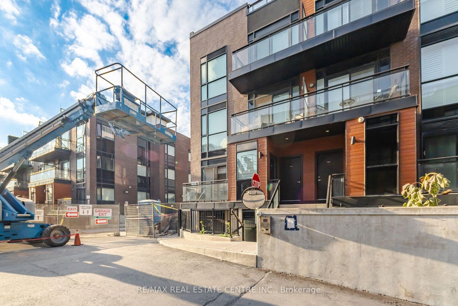 Property Photo:  5279 Highway 7 N/A 1402  ON L4L 0J1 