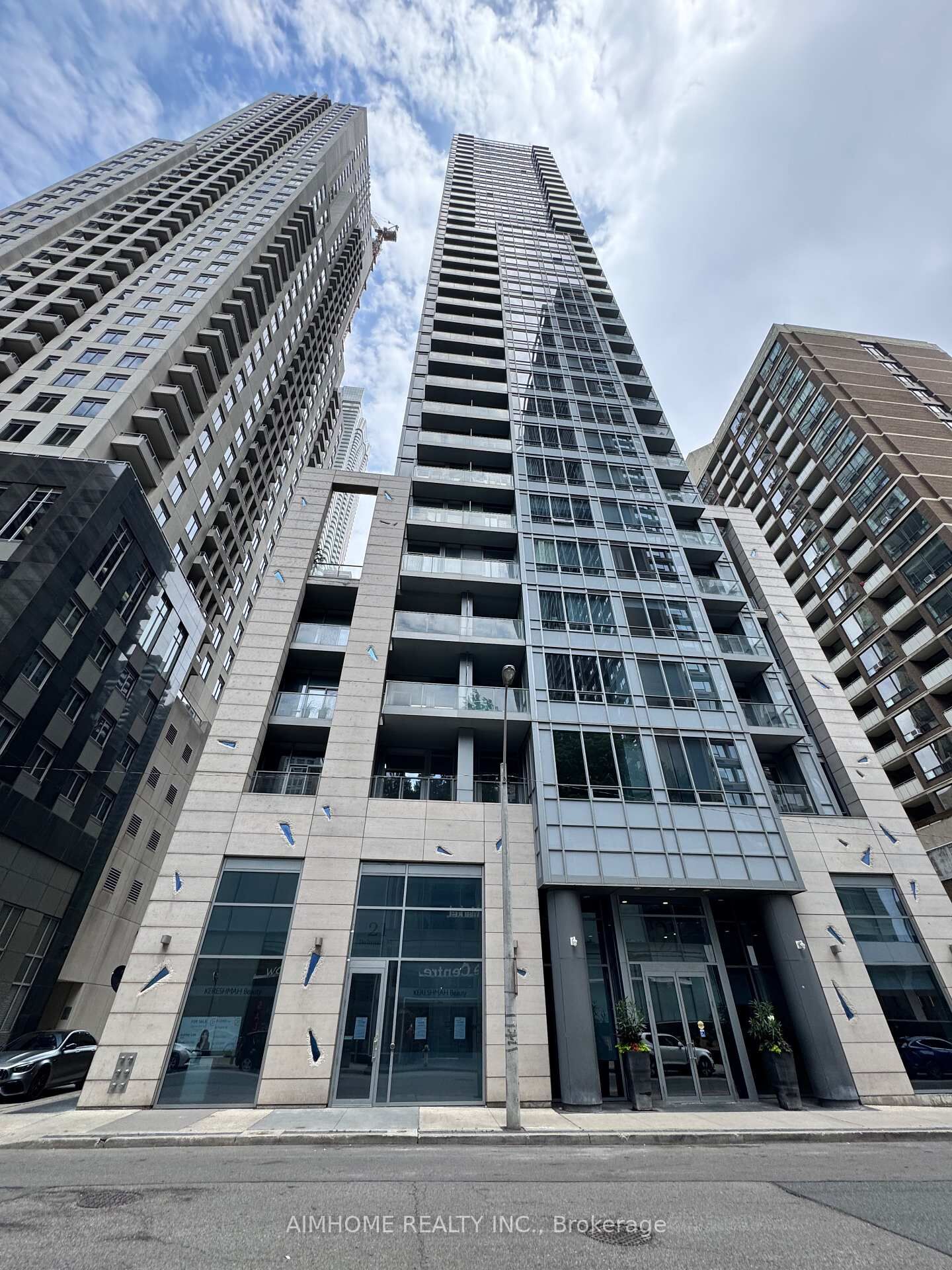 Property Photo:  21 Balmuto Street 1801  ON M4Y 1R7 