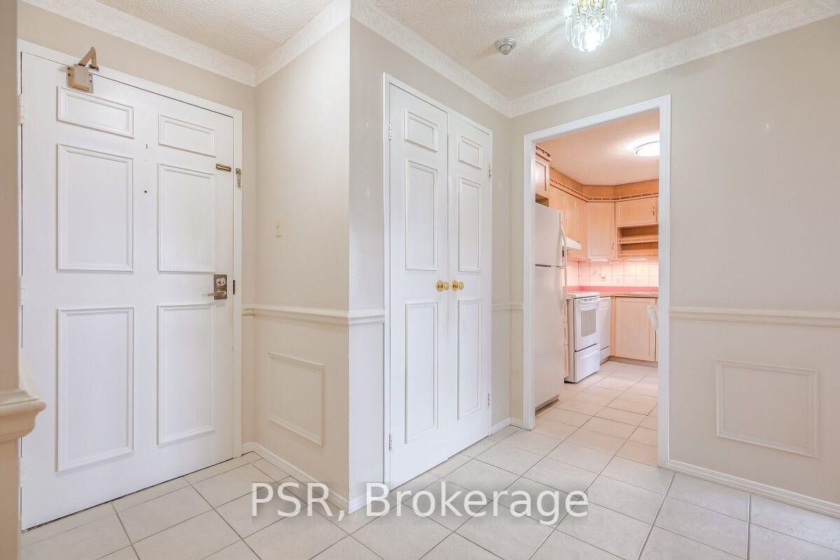Property Photo:  3695 Kaneff Crescent 612  ON L5A 4B6 