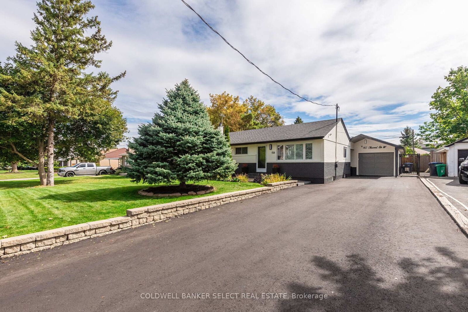 Property Photo:  158 Ellwood Drive W  ON L7E 4W4 