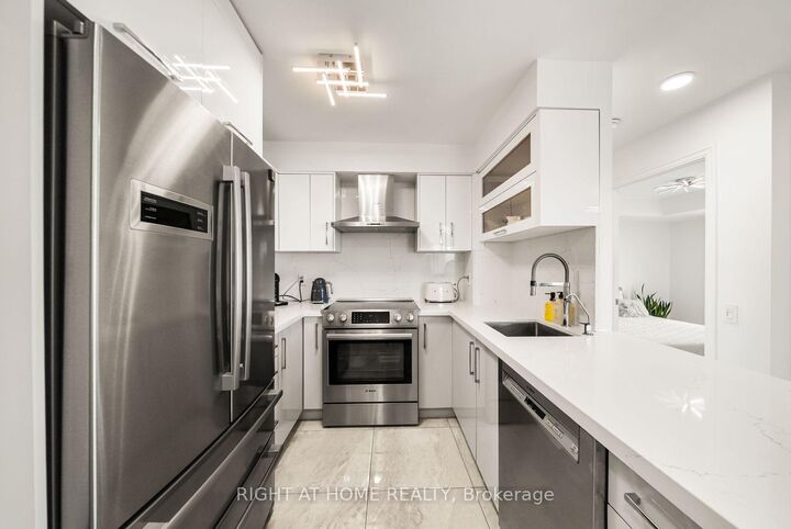 Property Photo:  21 Hillcrest Avenue 901  ON M2N 7K2 