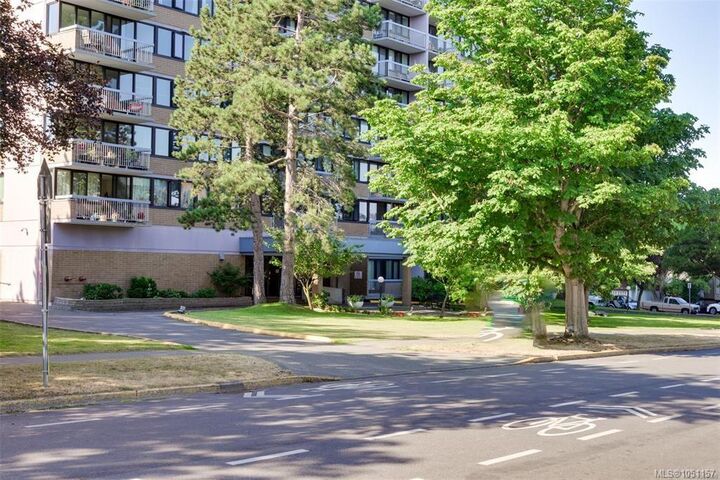 Property Photo:  647 Michigan St #2004  BC V8V 2S9 