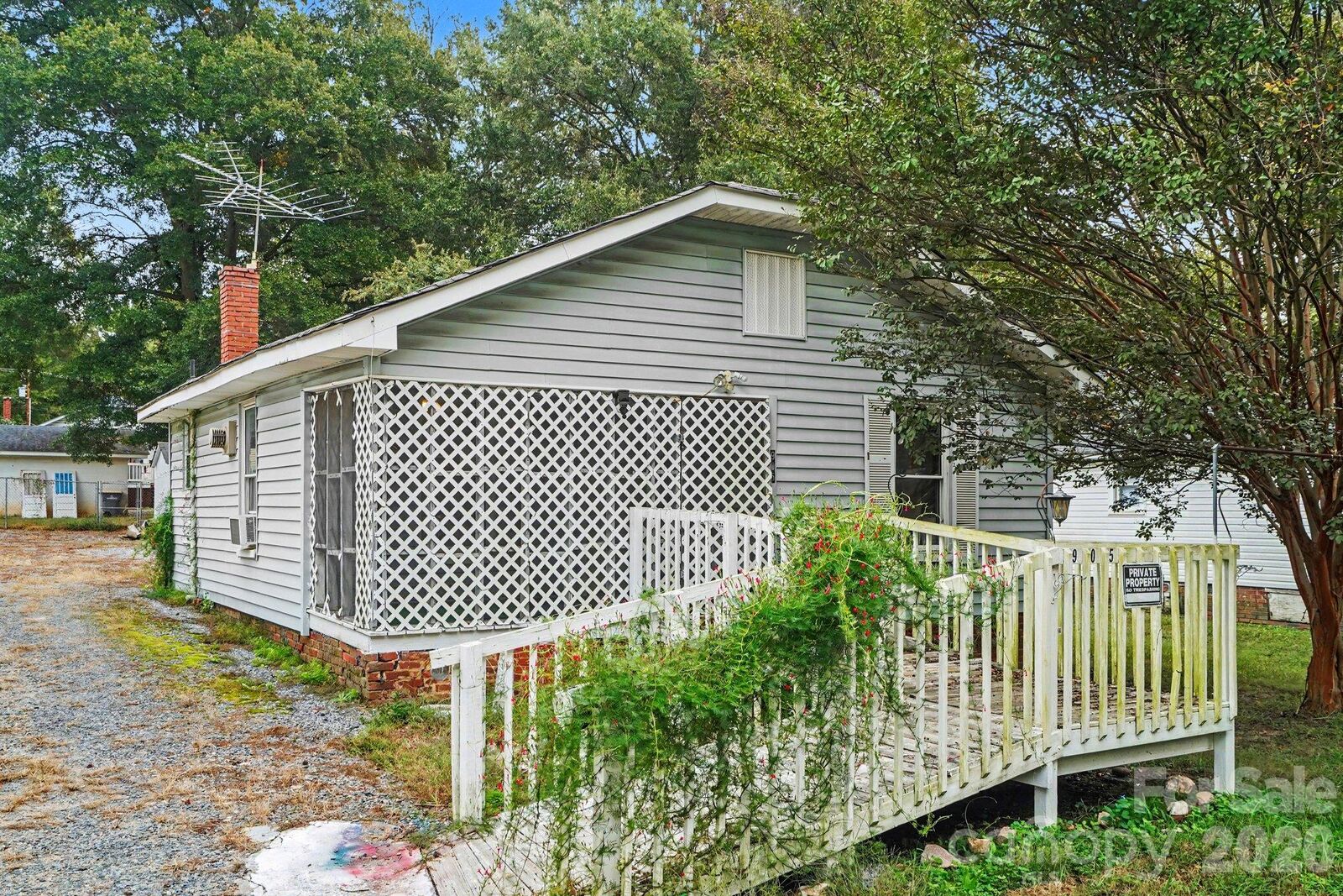 Property Photo: 905 Skyland Street NC 28083