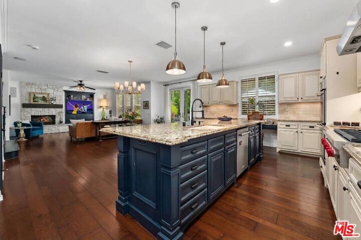 Property Photo: 25514 Brighton Pl CA 91381