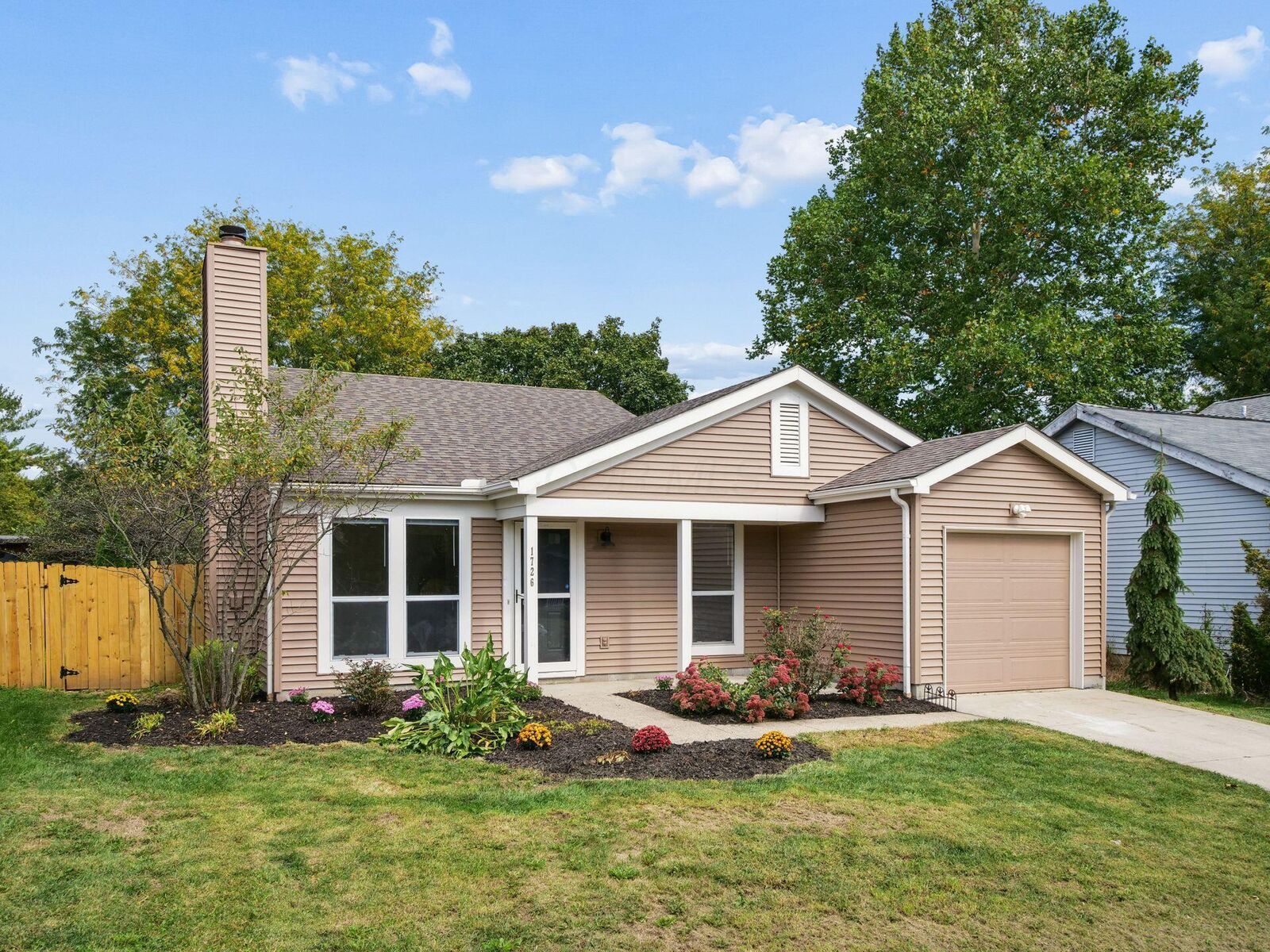 Property Photo: 1726 Weather Stone Lane OH 43235