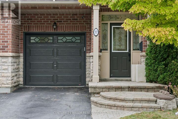 Property Photo: 300 Ravineview Way 37 ON L6H 7J1