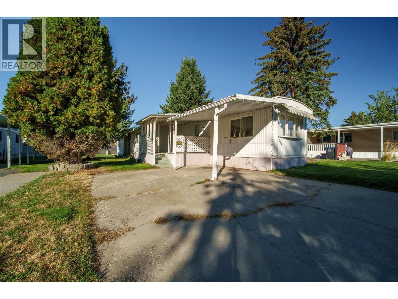 Property Photo:  197 Dauphin Avenue 207  BC V2A 3S3 