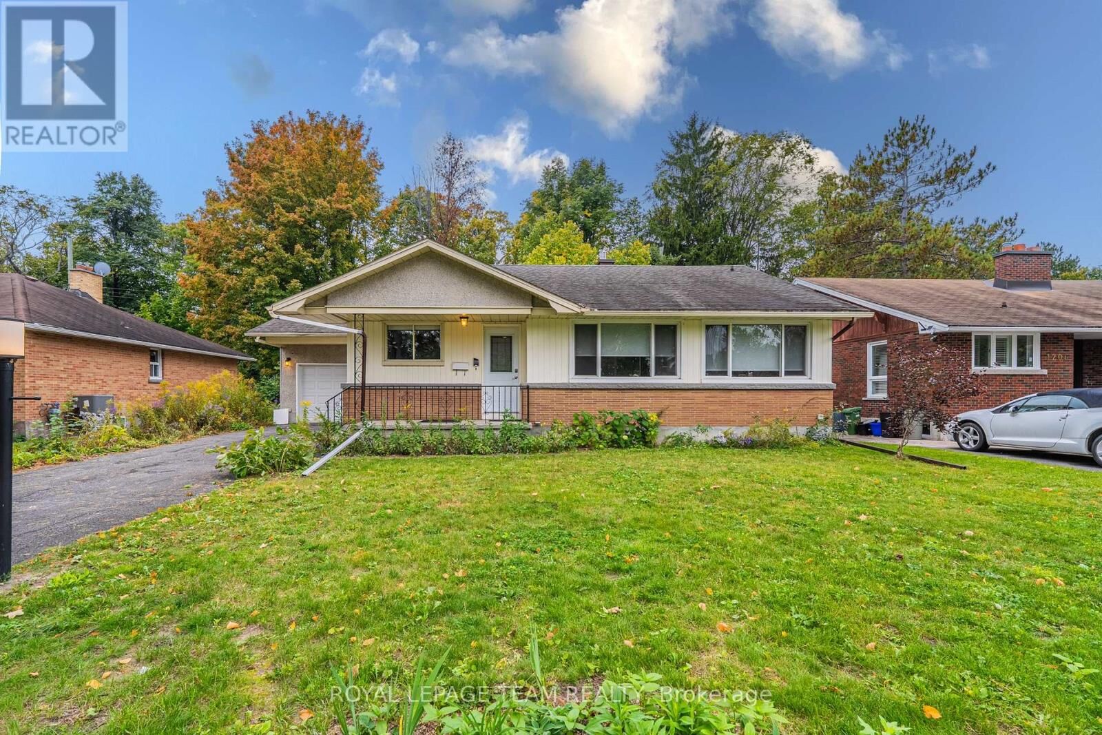 Property Photo:  1210 Adirondack Drive  ON K2C 2V3 