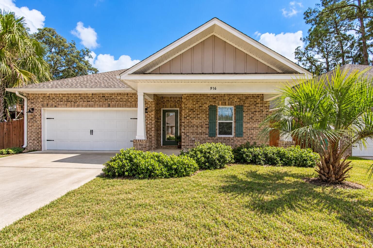 Property Photo:  916 Linden Avenue  FL 32578 
