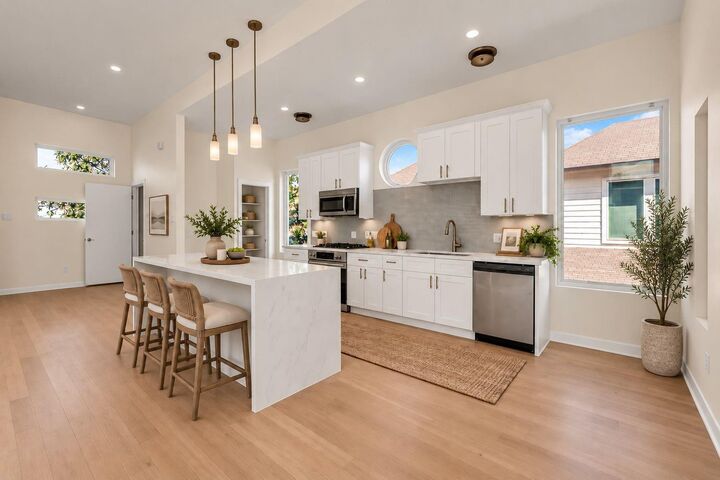 Property Photo:  5632 Kiam Street C  TX 77007 