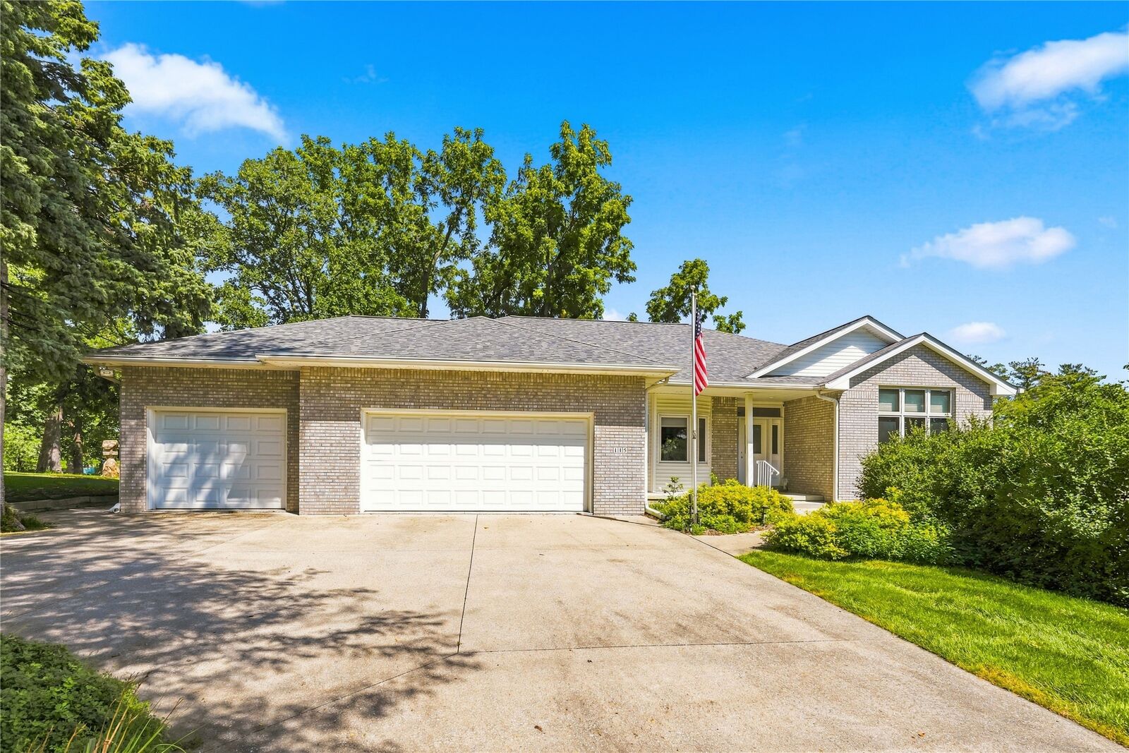 Property Photo: 115 E Pine Ridge Drive IA 50226