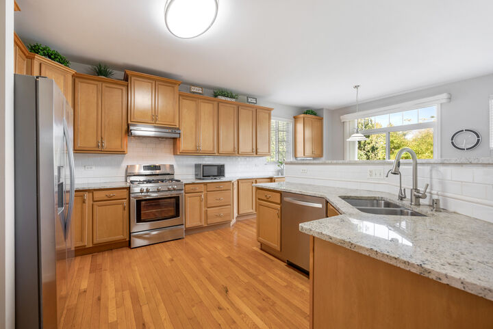Property Photo: 909 Clover Ridge Lane IL 60143