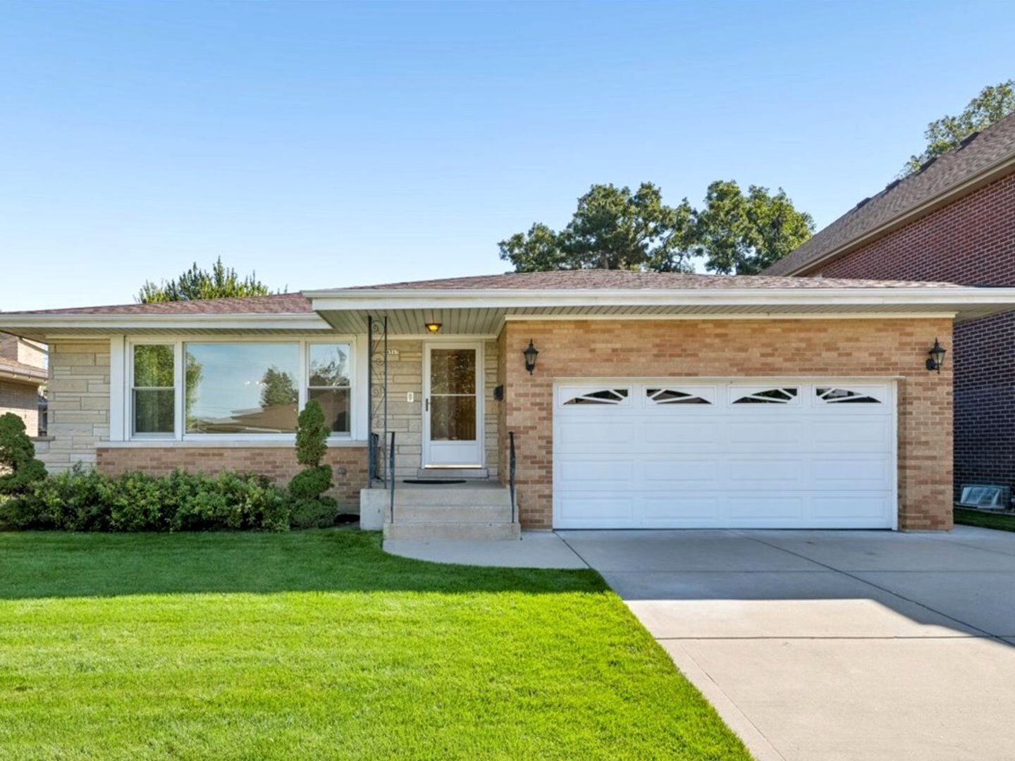 Property Photo: 4567 N Oakview Street IL 60656
