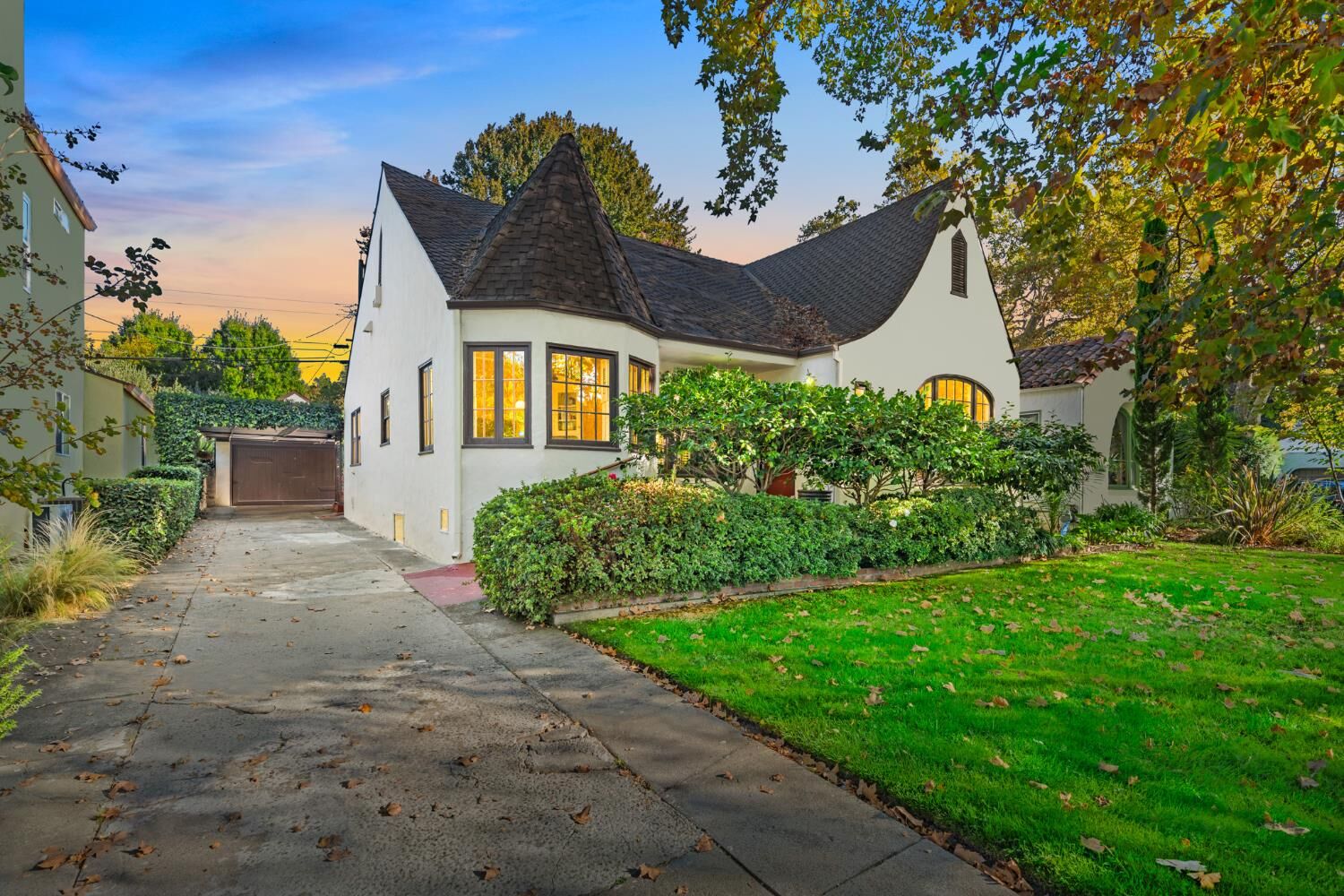 Property Photo:  2627 Land Park Drive  CA 95818 