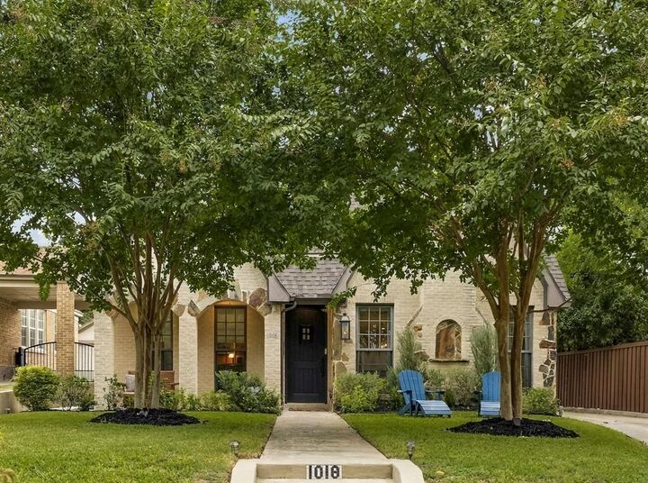 Property Photo: 1018 Clermont Avenue TX 75223
