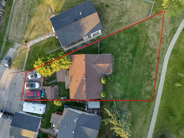 Property Photo:  6036 Memorial Drive NE  AB T2A 3W1 