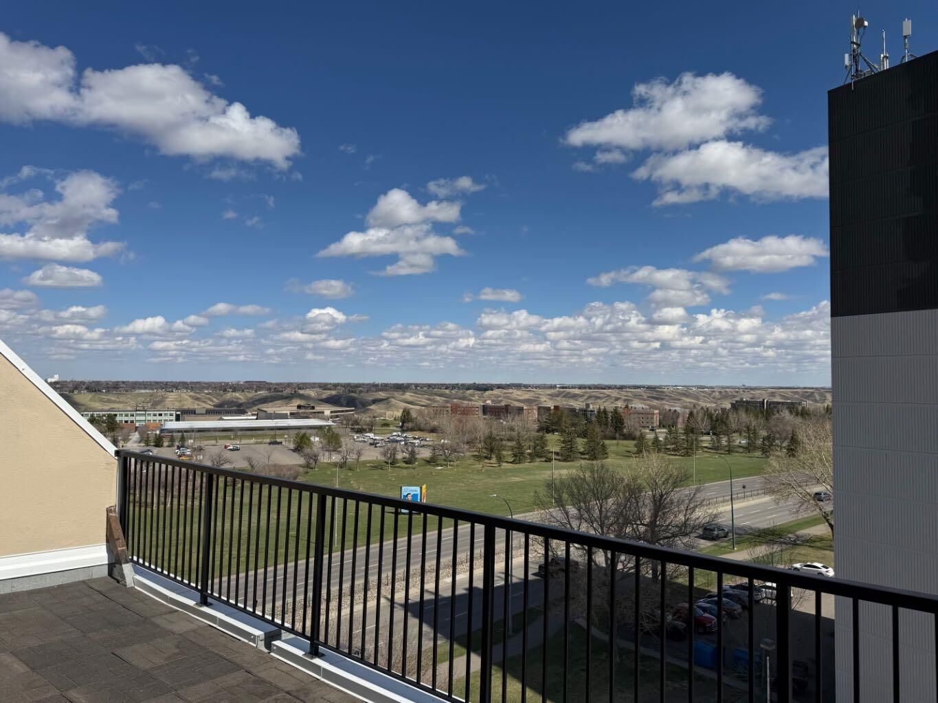 Property Photo:  21 Berkeley Place W 921  AB T1K 5N1 