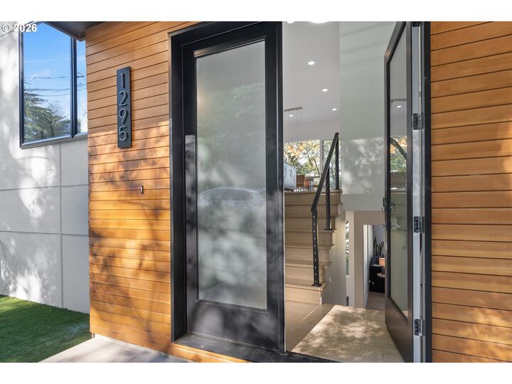 Property Photo:  1295 SW Cardinell Dr  OR 97201 